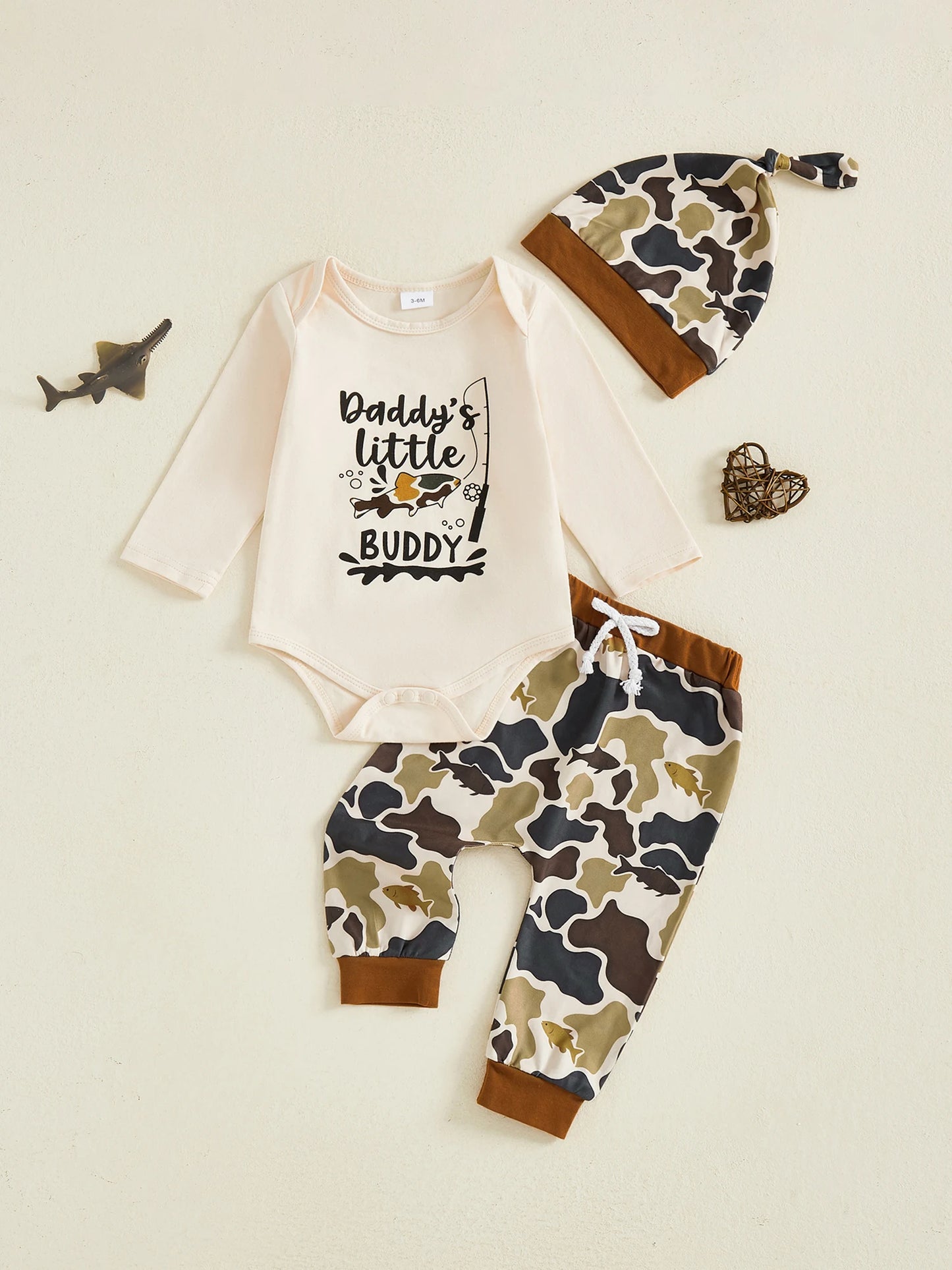 Baby Boy 3Pcs Fall Clothes Letter Fish Daddy's Little Buddy Print Long Sleeve Romper Camouflage Pants and Hat 3Pcs Outfit